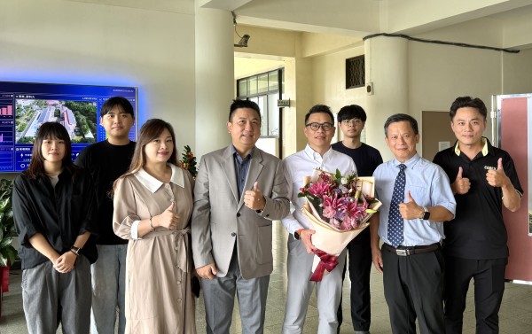由黃怡詔院長及同學們, 齊歡迎貴客蒞臨！